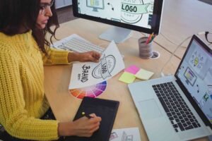 DIY Guest Posting vs Hiring Agencies – Which Works Better?