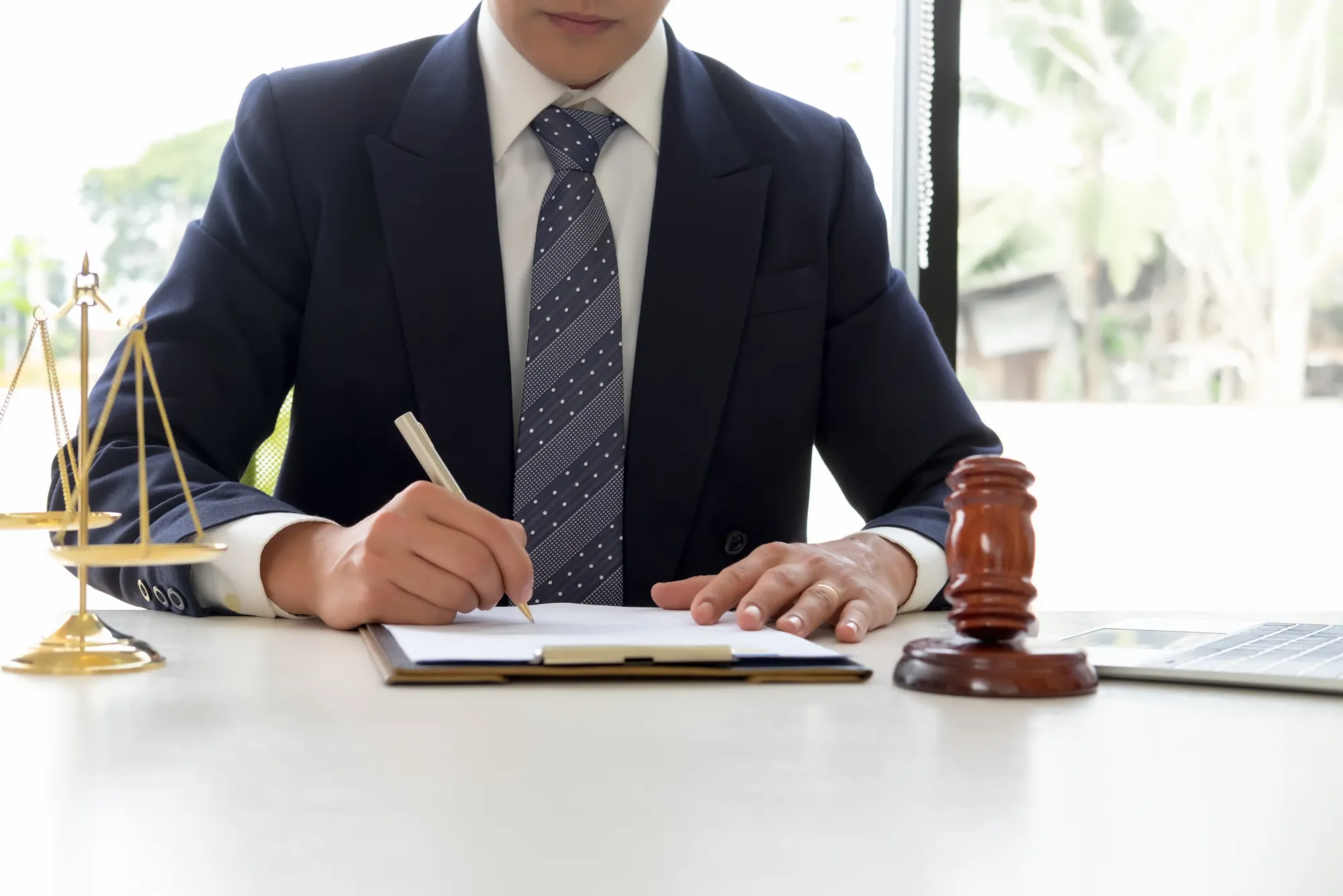 How Do Real Estate Lawyers in Dubai Handle Construction Disputes