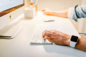How Guest Posting Aligns With PR Strategy